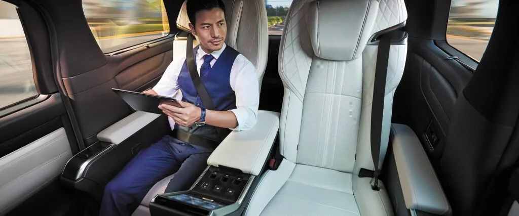 lexus lm gallery int 01 d